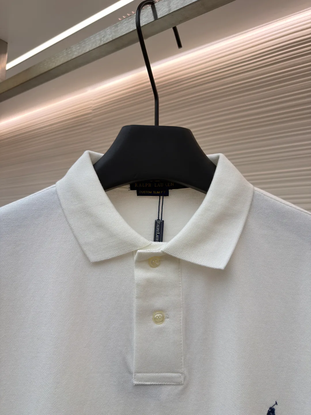 Ralph Lauren embroidered logo Polo shirt ●Original version: Purchased and developed for 1290 ●Item number: 1682567-A15 ●Material: pure cotton piqué fabric ●Technology: embroidery production ●Color: white ●Version: fitted version ●Weight: about 275 grams ●Size: S-M-L-XL ●Description: Customized piqué cotton sateen, compact and delicate, comfortable and next to skin, elegantly presented with a touch of deep black The iconic white pony embroidery is like a smart musical note dancing on the black canvas. It is simple but highly recognizable. It is a versatile artifact in the wardrobe. It has a very simple shape and contains the soul of fashion. It adopts imported machine embroidery technology. It uses advanced computer control systems and precision mechanical parts to realize the iconic pony embroidery operation with high precision. The lines are smooth and delicate, and the fabrics have been washed. It has a better hand feel and texture. It is not easy to deform, not easy to shrink, not easy to fade, and maintains long-term beauty. The overall wiring is straight and delicate, the fabric is comfortable and soft, and the color is consistent without color difference. It can be matched with the same style to create a fashionable look and control various occasions. Customized accessories, complete with three standards, same style for men and women!